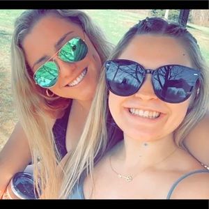 Meet your Posher, Caroline